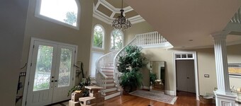 Spacious, Luxurious Single-Family Home with Pool