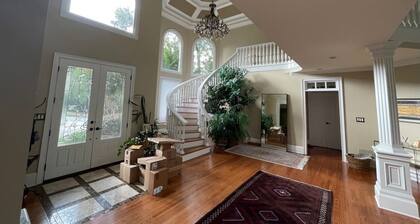 Spacious, Luxurious Single-Family Home with Pool