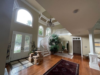 Spacious, Luxurious Single-Family Home with Pool