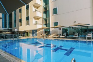 Außenpool, Sonnenschirme, Liegestühle