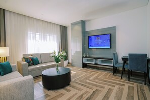 Suite, 1 Schlafzimmer, Kochnische | Allergikerbettwaren, Minibar, Zimmersafe, Schreibtisch