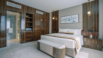 Royal Suite w/Kitchenette, 15% off on F&B, shuttle to Deira City Center AlGhurair Mall& La Mer Beach | Hypo-allergenic bedding, minibar, in-room safe, desk