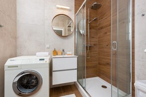 Regadera, toallas, shampoo 