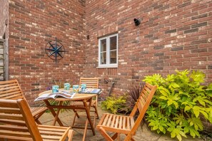 Outdoor dining - Rowan Cottage, Holt, Norfolk (Holt)