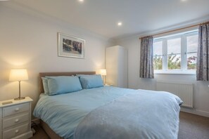 2 bedrooms, iron/ironing board, internet, bed sheets - Rowan Cottage, Holt, Norfolk (Holt)