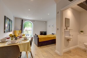 2 عدّة غرف نوم ومكواة/لوح كي وخدمة الإنترنت وملاءات أسرّة