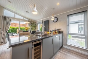 Réfrigérateur, four à micro-ondes, un four, lave-vaisselle