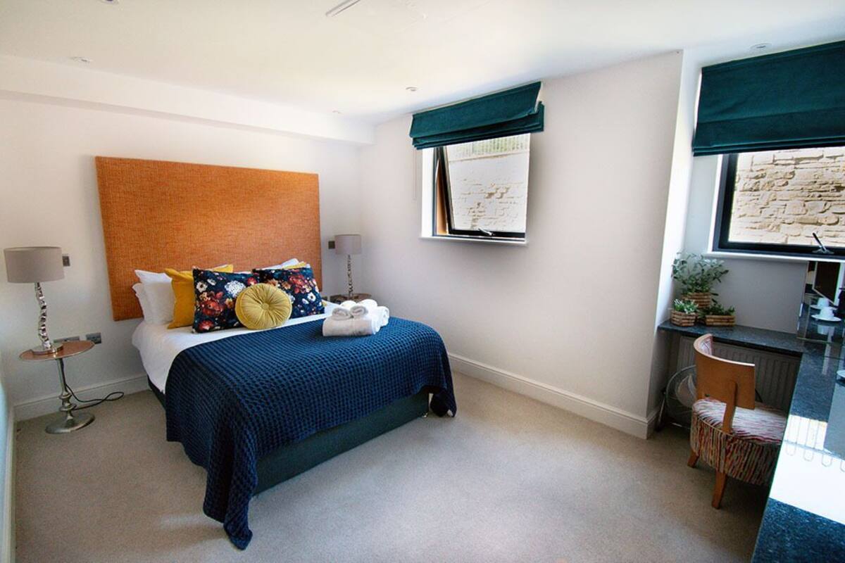 Habitación estándar, 1 cama King size, vista al patio | 1 habitación, decoración personalizada y muebles diferentes