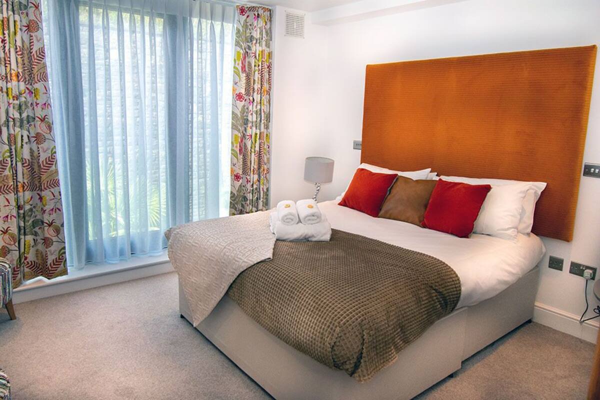 Standard Room, 1 King Bed, Courtyard View