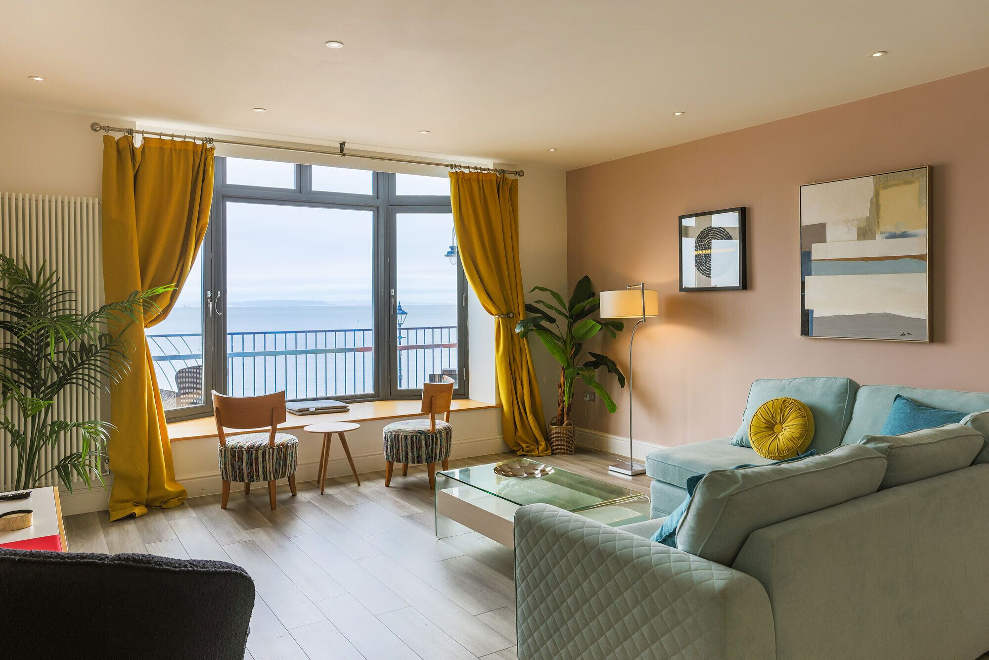 Luxe appartement (Cliff View) | Woonruimte | Een 56-inch flatscreentelevisie met digitale zenders en televisie