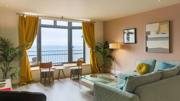Luxe appartement (Cliff View) | Woonruimte | Een 56-inch flatscreentelevisie met digitale zenders en televisie