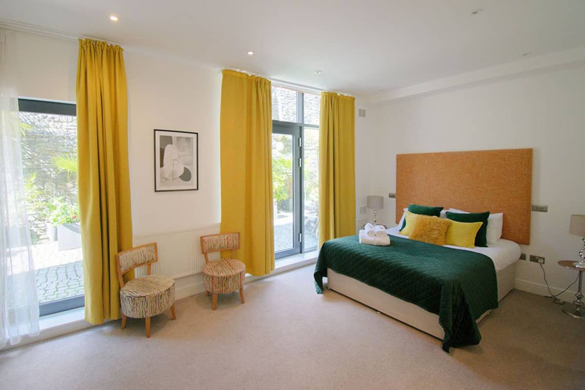 Habitación estándar, 1 cama King size, vista al patio | 1 habitación, decoración personalizada y muebles diferentes