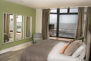 Individually decorated, individually furnished, laptop workspace - Beachcliff Hotel and Apartments (Penarth)