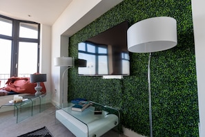 Luxury Apartment (The Hideaway) | Individually decorated, individually furnished, laptop workspace - Beachcliff Hotel and Apartments (Penarth)