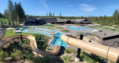 PNW Luxe Lodge- 4 Suites, Game Rm, Loft, 12xSHARC, Bikes, Hot Tub, Big Deck, ADA