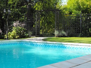 Piscine extérieure, piscine chauffée, parasols de plage, chaises longues