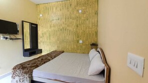 Deluxe Room | Desk, free WiFi, bed sheets