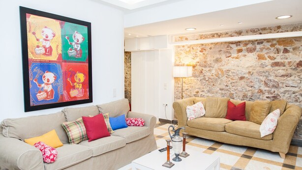 A living room with two sofas, a coffee table, and a framed artwork on the wall. - Chic Charming Central Athens Apt. (Athens)