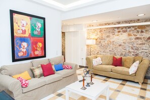 32-inch TV with digital channels - Chic Charming Central Athens Apt. (Athens)