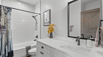 Duschwanne, Haartrockner, Handtücher