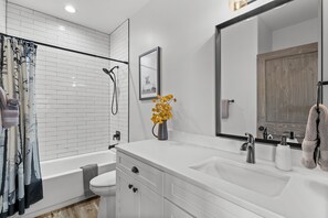 Combined shower/tub, hair dryer, towels - Overlook Casita | Private Hot tub | Zion NP (Orderville)