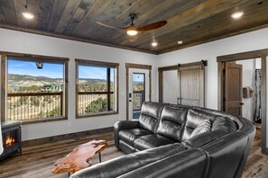 Smart TV, fireplace, books - Overlook Casita | Private Hot tub | Zion NP (Orderville)