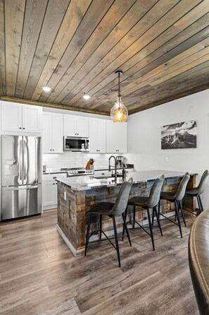 Fridge, microwave, oven, stovetop - Overlook Casita | Private Hot tub | Zion NP (Orderville)