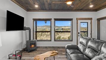 Smart-TV, Kamin, Bücher