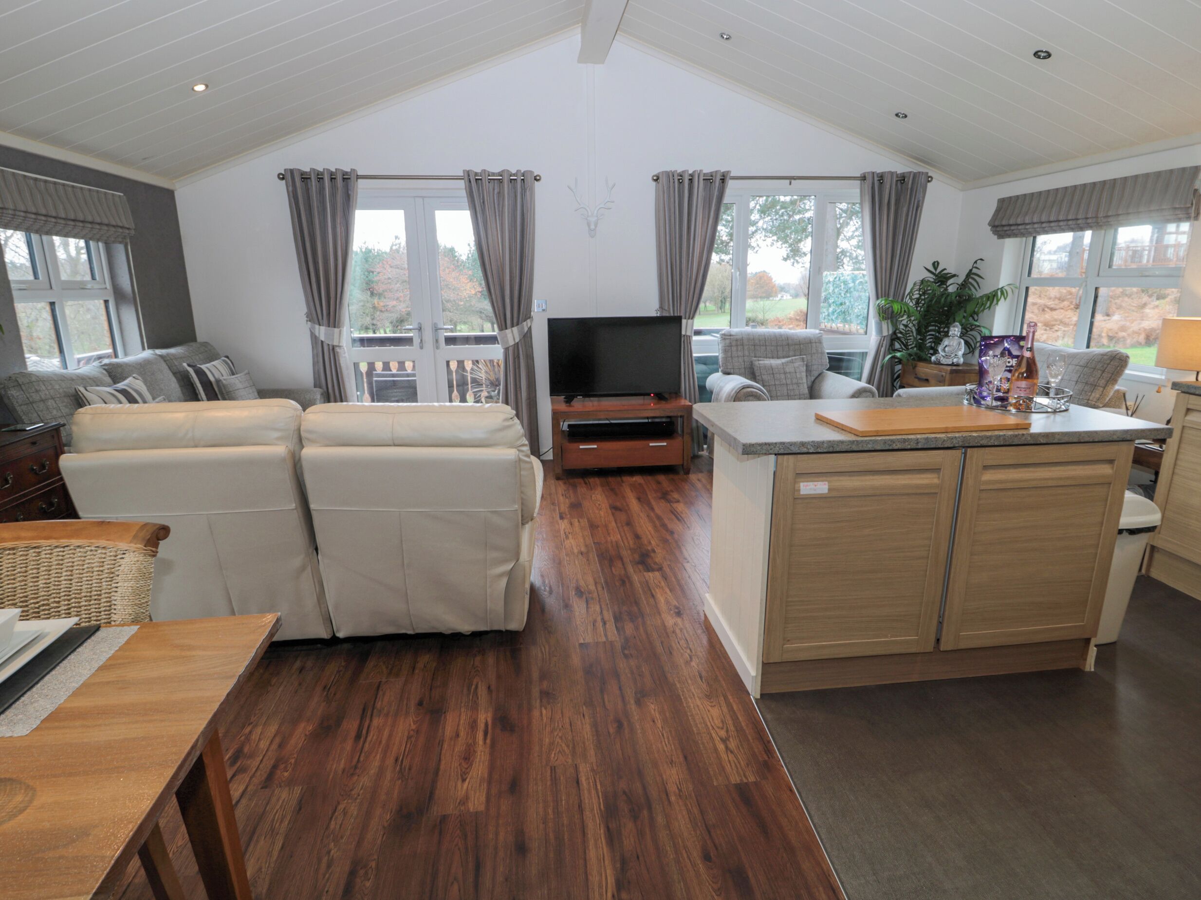 Cottage | Living area | TV