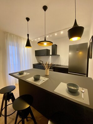 Kühlschrank, Ofen, Herdplatte, Wasserkocher mit Kaffee-/Teezubehör