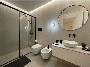 Douche, séchoir à cheveux, bidet, serviettes fournies