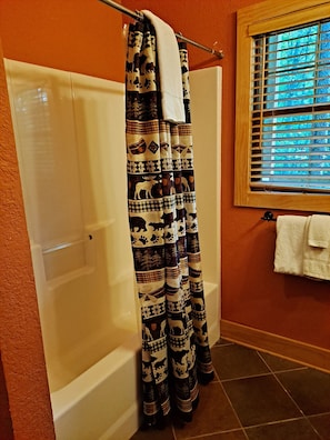 Combined shower/bathtub, jetted bath, hair dryer, towels