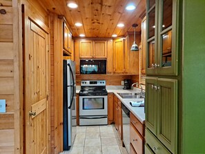 Fridge, microwave, oven, stovetop - Best of both worlds! Feel secluded a mile from downtown in a luxury cabin. (Helen)