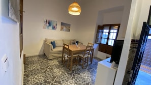 Dining - Traveler's House (Setenil de las Bodegas)