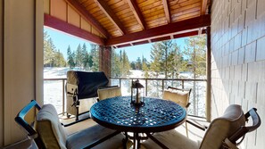 Outdoor dining - Pet-Friendly Luxury, Bright Interior, On Golf Course! Private Gas Grill (Mammoth Lakes)