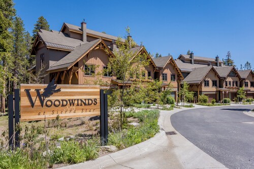 Pet-Friendly Luxury, Bright Interior, On Golf Course! Private Gas Grill