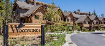 Pet-Friendly Luxury, Bright Interior, On Golf Course! Private Gas Grill
