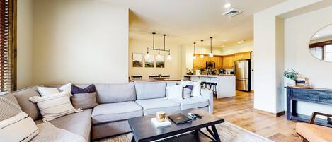 TV connectée, cheminée, lecteur de DVD, espaces bureaux