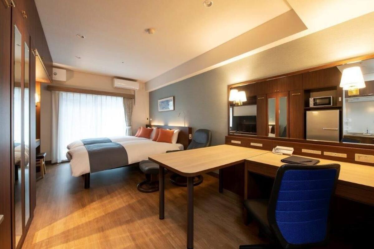 Caixa forta a l'habitació, escriptori i cortines opaques 