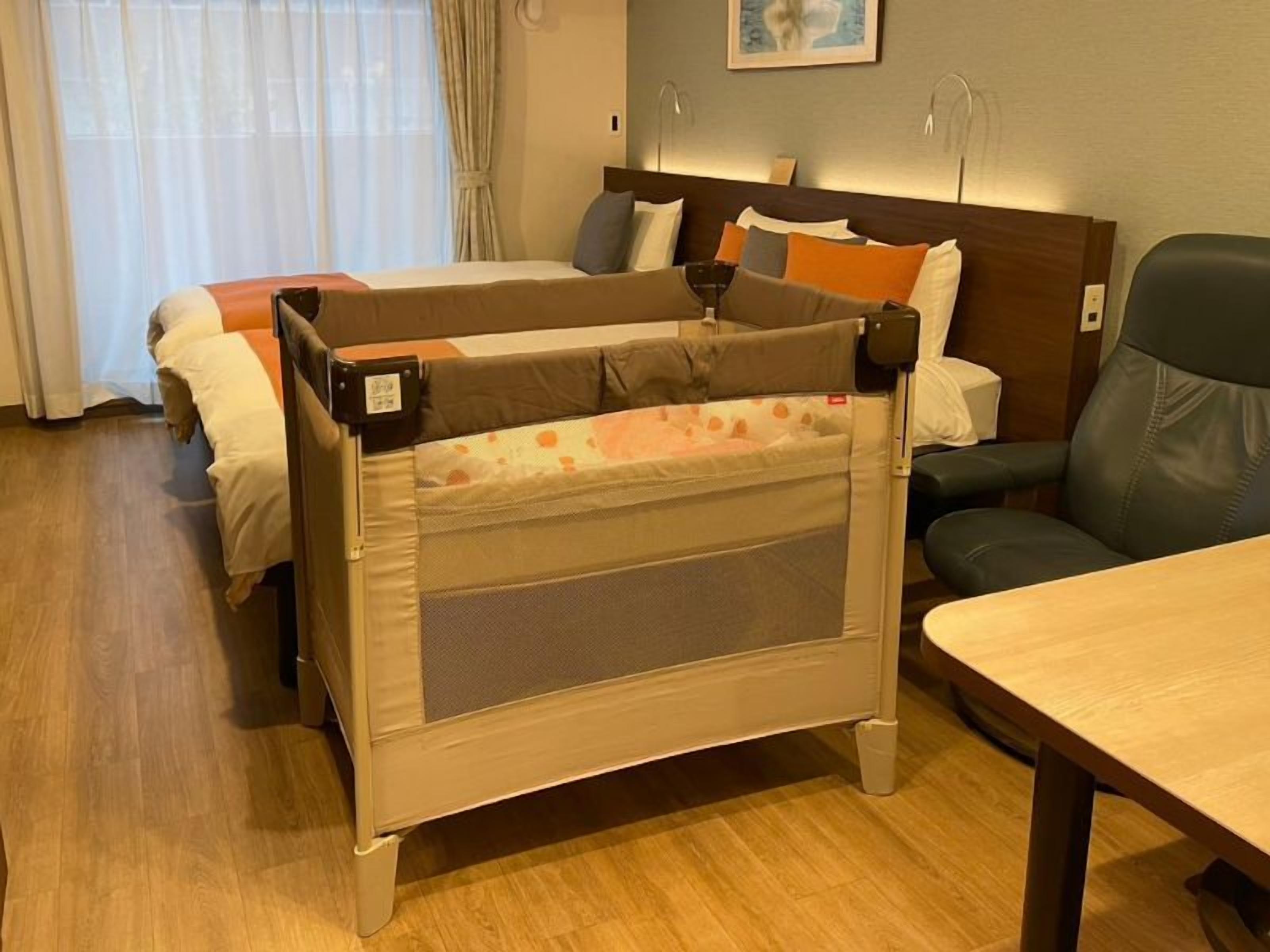 Una habitación de hotel con cama, escritorio y silla.