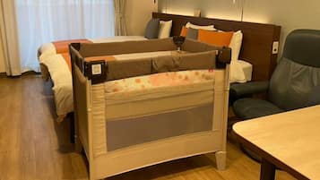 Una habitación de hotel con cama, escritorio y silla.