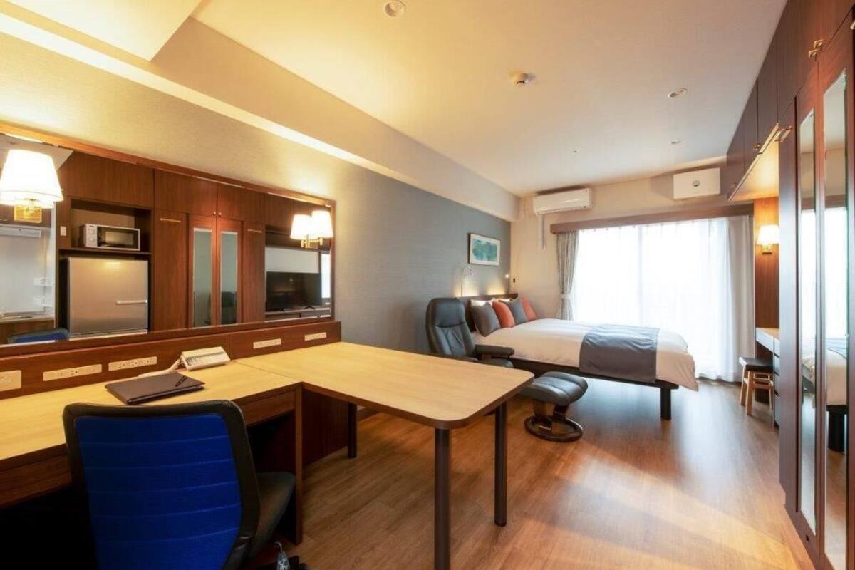 Caixa forta a l'habitació, escriptori i cortines opaques 