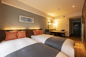In-room safe, desk, blackout drapes, soundproofing - Hotel New Port Yokosuka (Yokosuka)