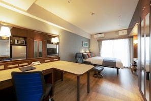 Cofres nos quartos, escrivaninha, cortinas blackout