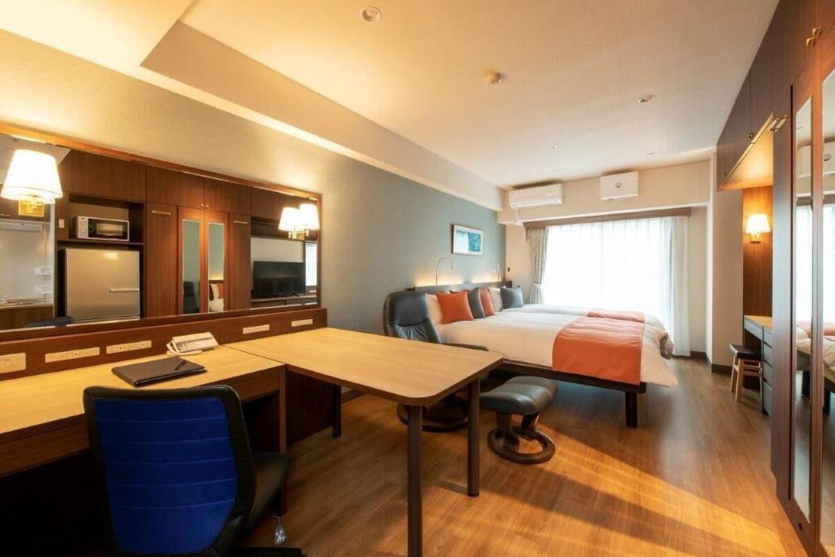 Caixa forta a l'habitació, escriptori i cortines opaques 