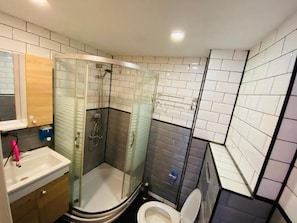 Shower, hair dryer, towels - Istanbul Budget Hotel (Istanbul)
