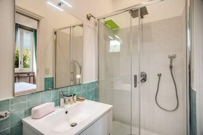 Dusche, Haartrockner, Handtücher