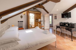 6 habitaciones, tabla de planchar con plancha, cuna de viaje y wifi