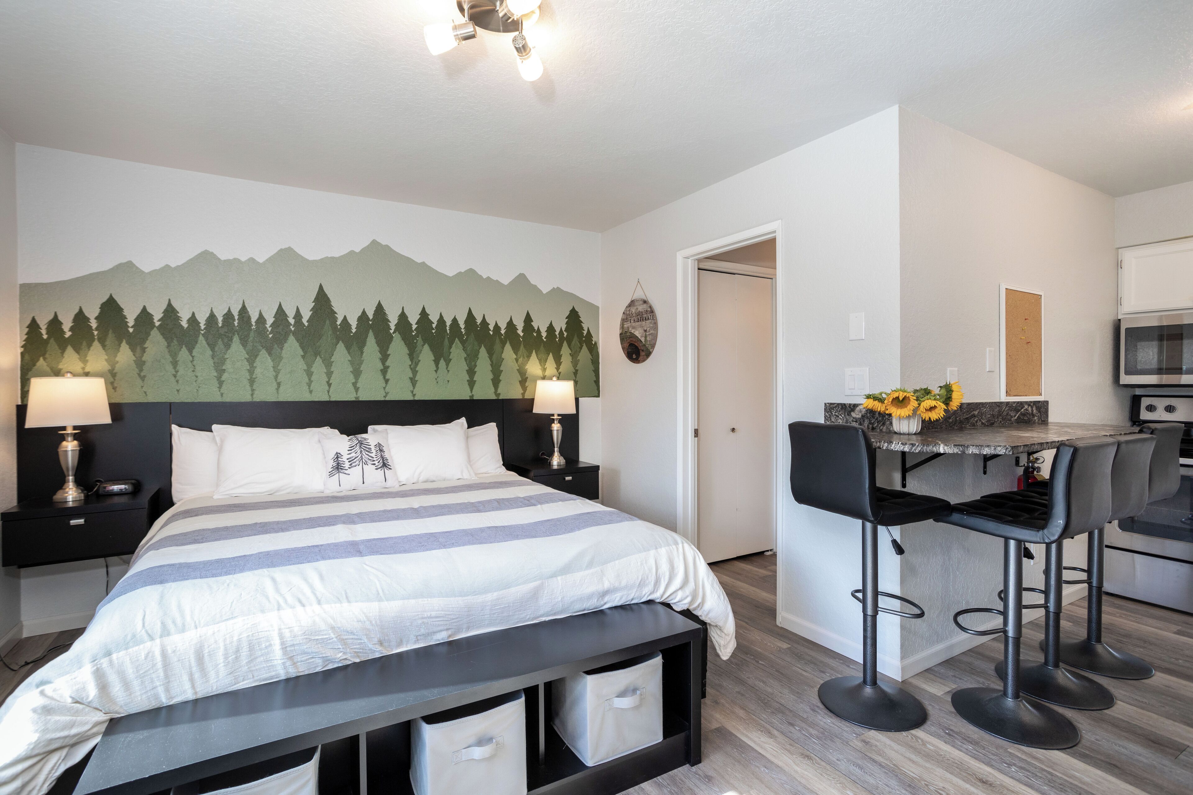 Een strijkplank/strijkijzer, gratis wifi, beddengoed