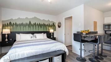 Een strijkplank/strijkijzer, gratis wifi, beddengoed